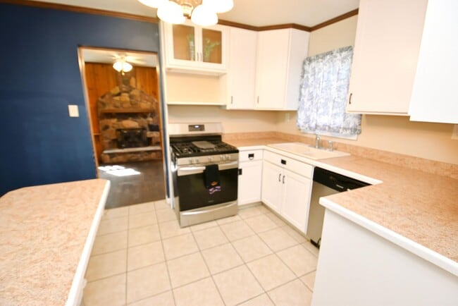 Building Photo - 2 bedroom 2 bath home with 2 story garage