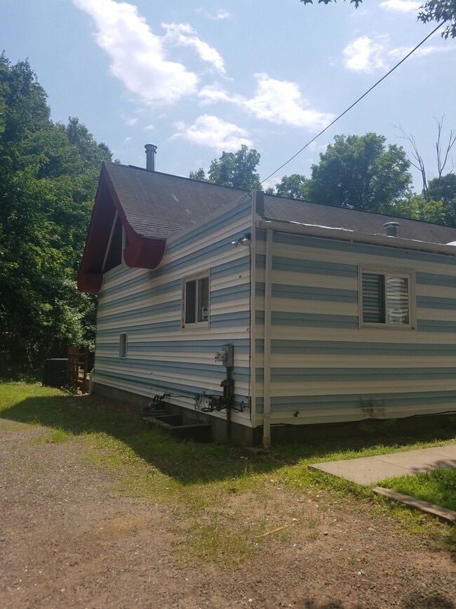 Building Photo - Single Family Home within walking distance to Quinnipiac