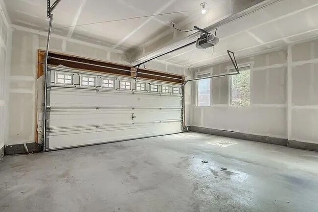Building Photo - Beautiful 3 bedroom townhouse