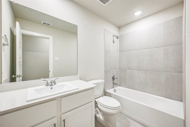 Building Photo - 946 Olive Dr