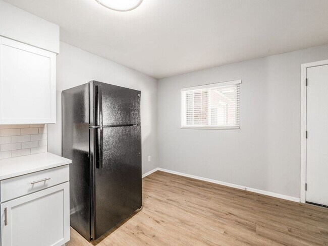 Building Photo - 593 Riverview Dr