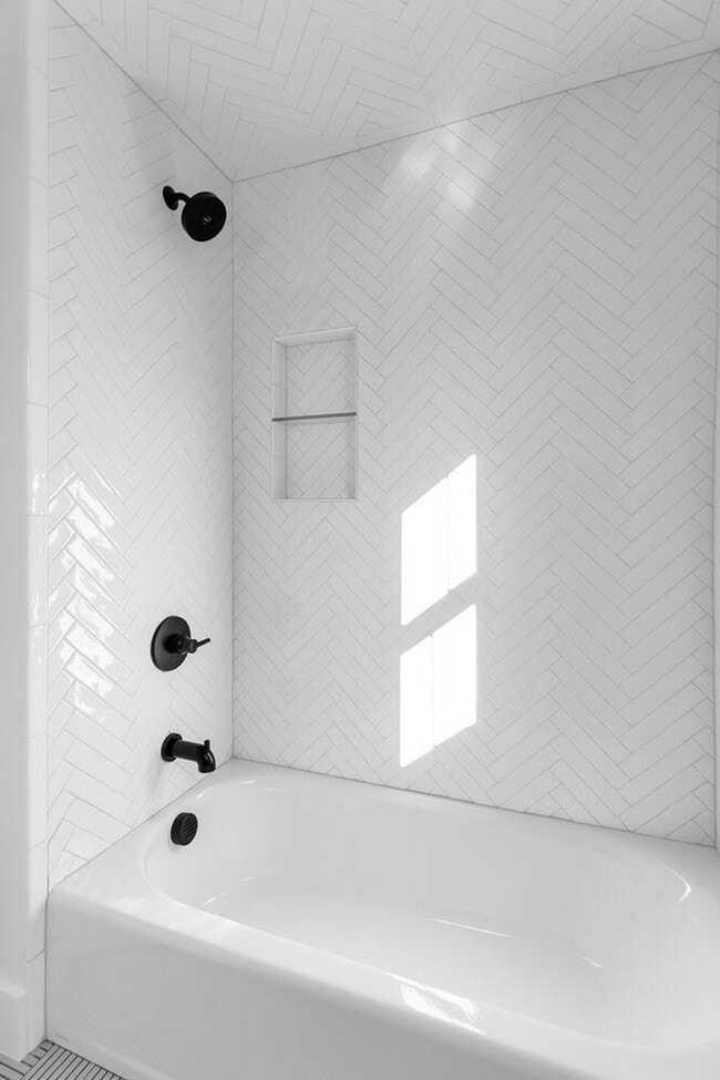 Building Photo - 516 River Rd