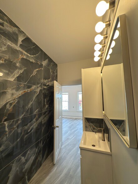 Building Photo - 1060 Forest Ave