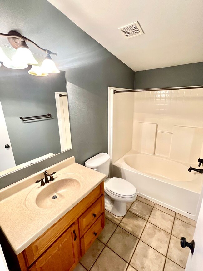 Building Photo - 3 Bedroom, 2 Bath