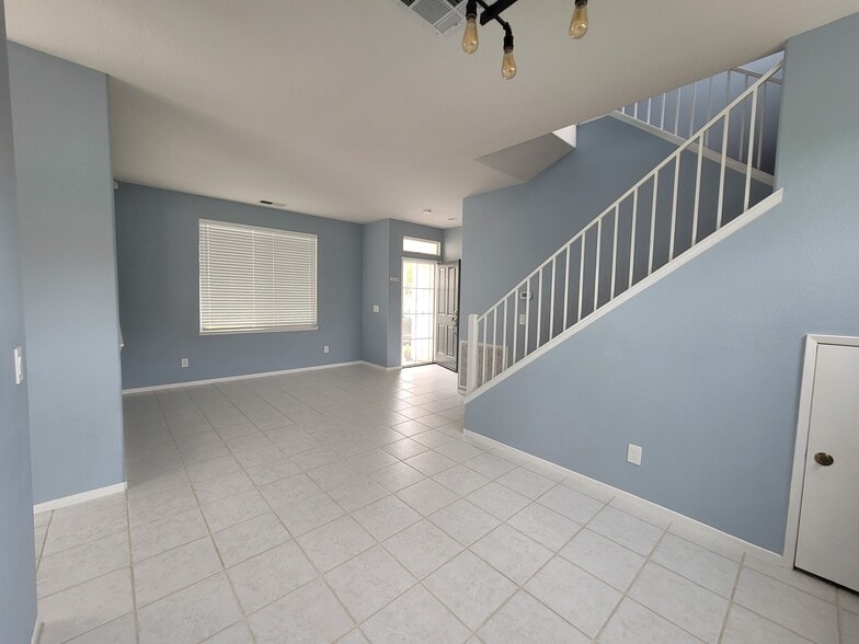 Building Photo - 11559 Compass Point Dr N