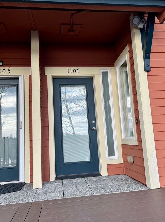 Building Photo - Townhome in Bremerton with beautiful view.