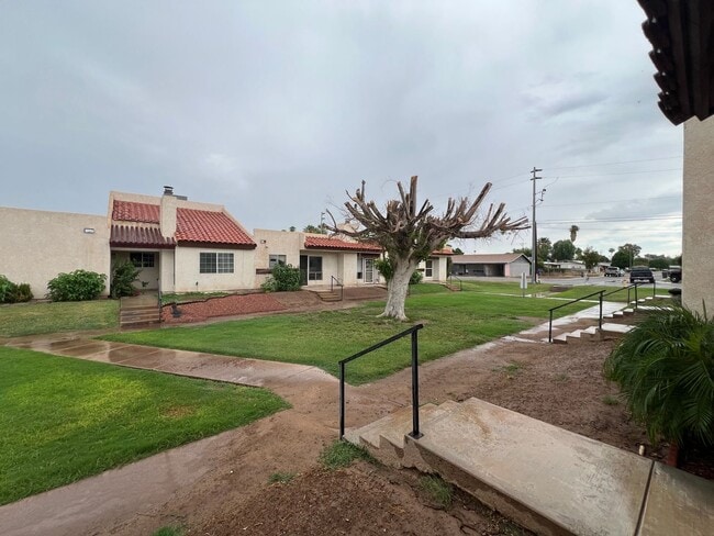 Building Photo - NICE 2 BEDROOM TOWNHOME!