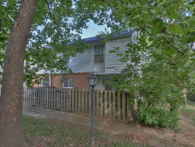 Building Photo - Newly Renovated 3-Bedroom in Hickory Valley Condos, Community Pool and Pet Friendly!