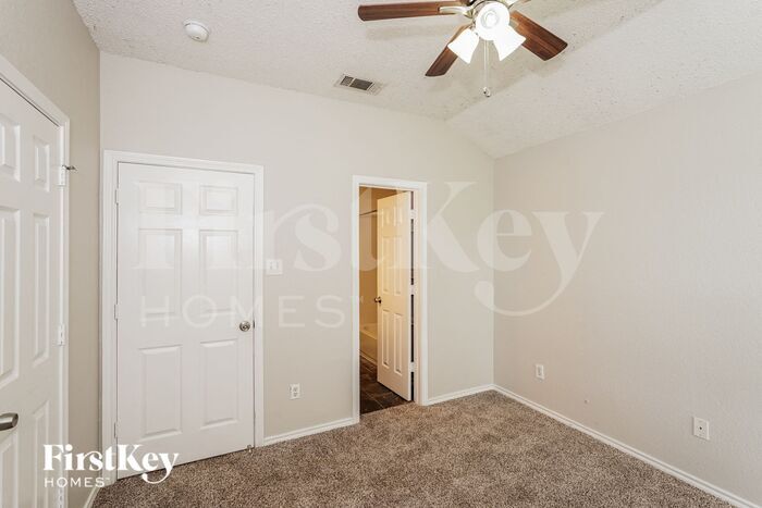Building Photo - 1000 High Crest Dr