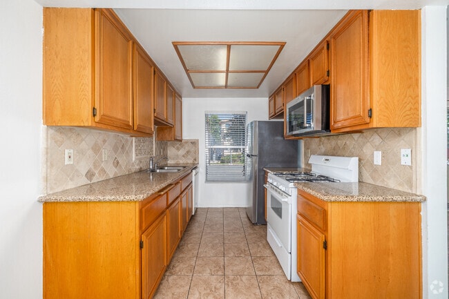 Interior Photo - 14950 Burbank Blvd