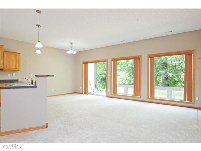 Building Photo - 3 br, 3 bath Townhome - 191 Larpenteur Ave E