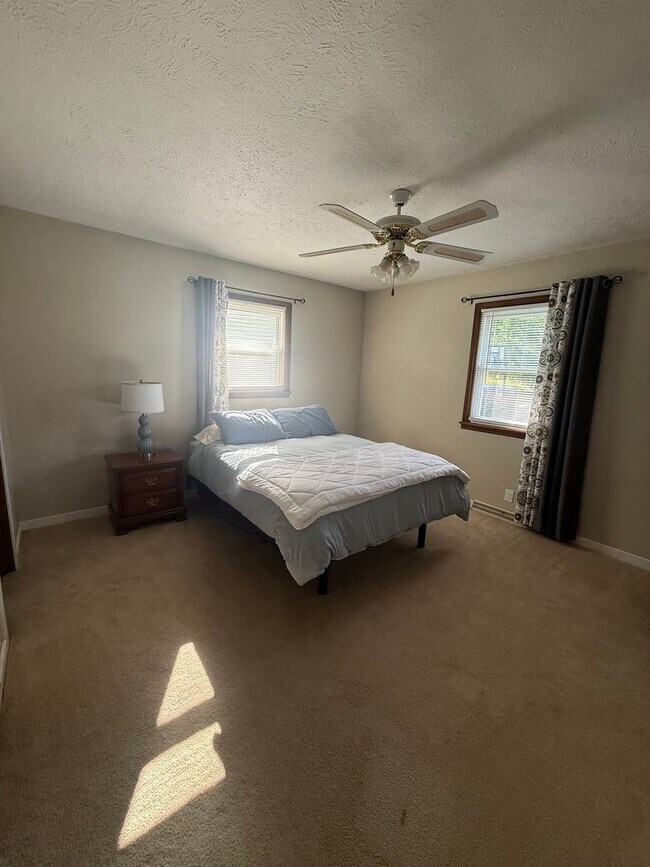Building Photo - 112 Cottonwood Dr