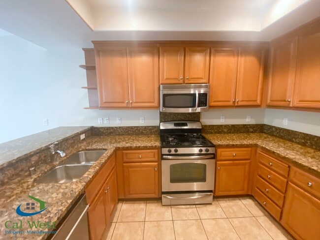 Building Photo - $3795 - 3 Bed/2.5 Bath Tri-level Townhome ...
