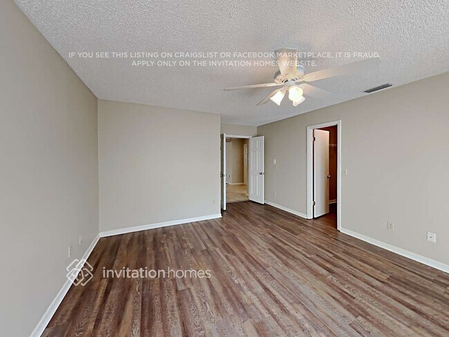 Building Photo - 16601 Vallely Dr