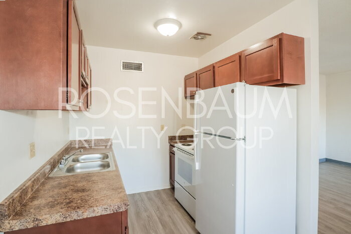 Building Photo - 1518 E Hedrick Dr