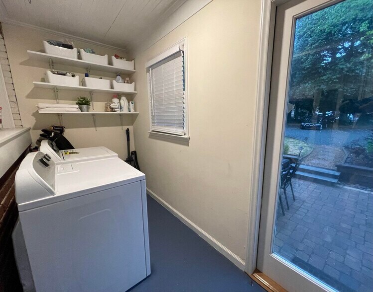 Laundry - 904 Lexington Ave