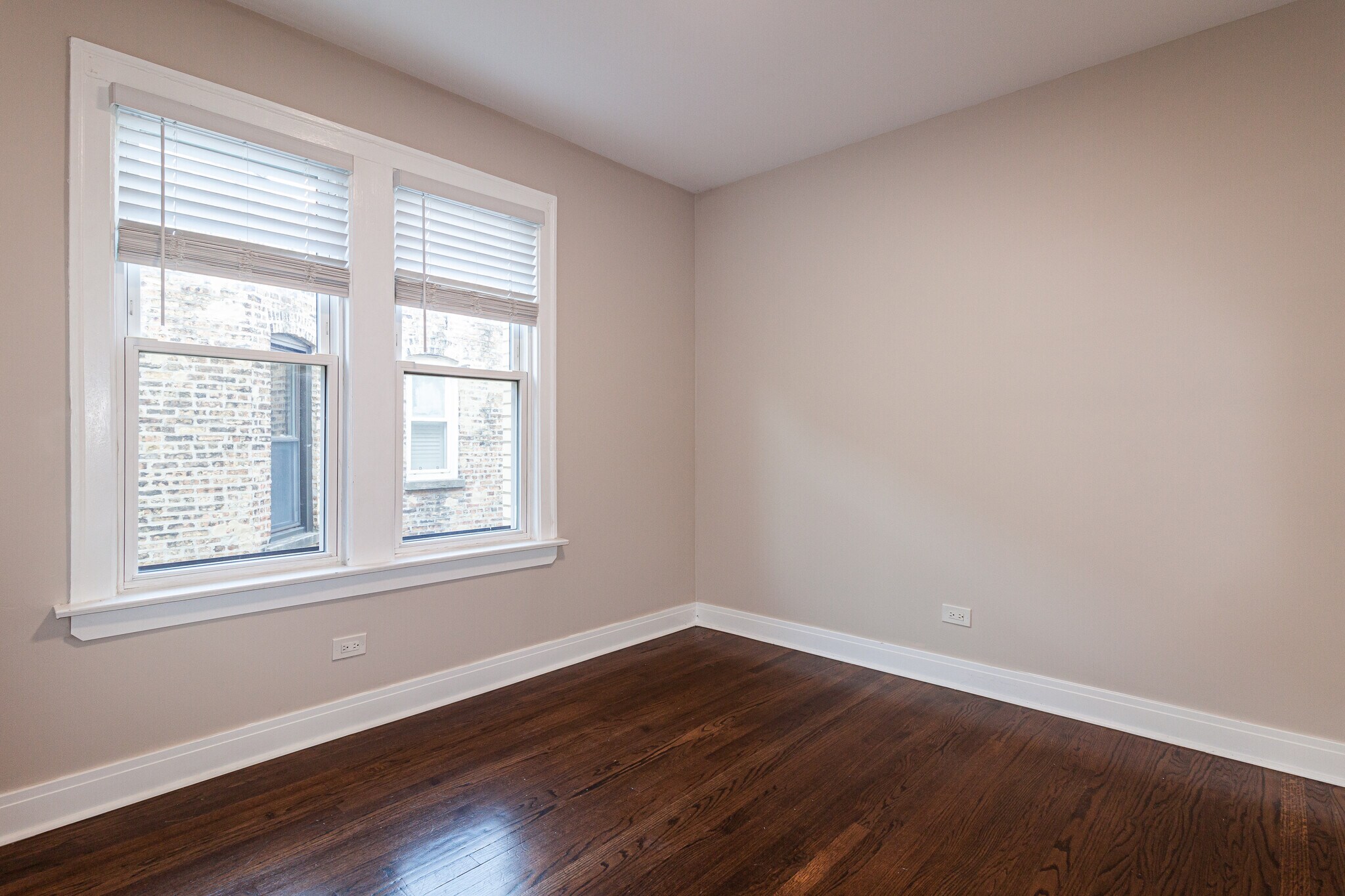 Building Photo - 1436 W Farragut Ave