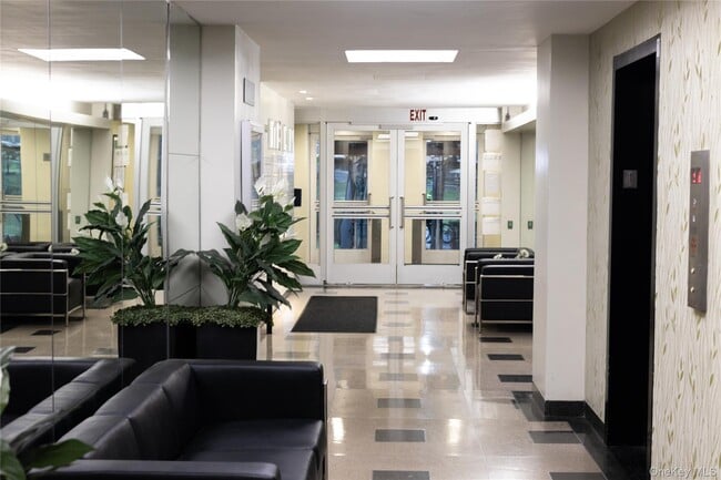 Building Photo - 5 Fordham Hill Oval