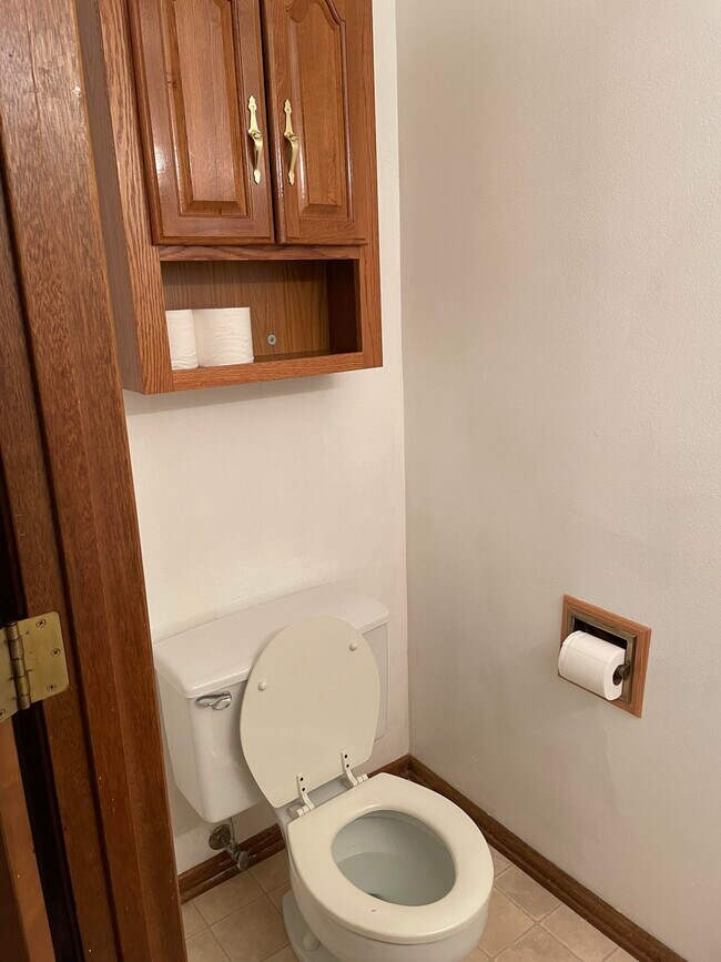 1/2 Bath - 1505 Little Bluestem Ct