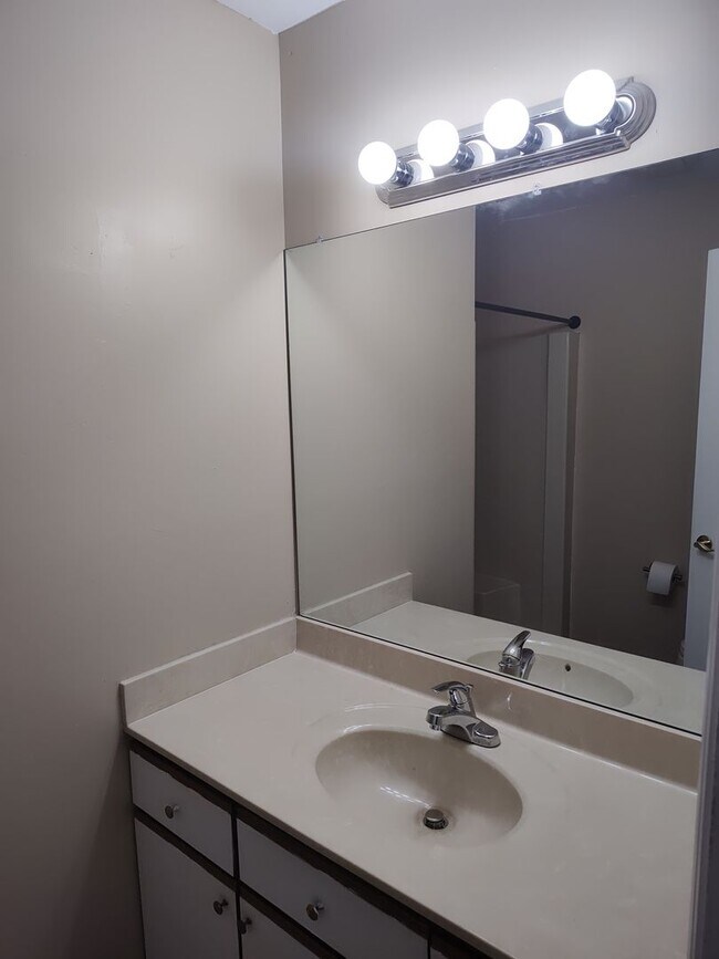 Building Photo - Well Maintained Condo Gated Community