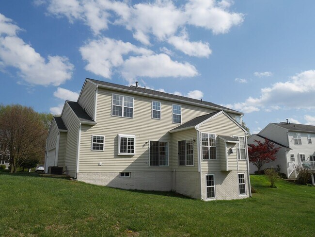Building Photo - 5 Bedroom 2.5 Bathroom Home- Located in Fi...