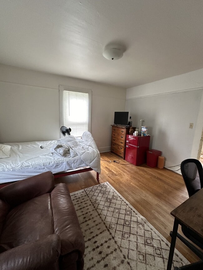 Building Photo - Exciting 4 Bed 1 Bath close to UWEC!