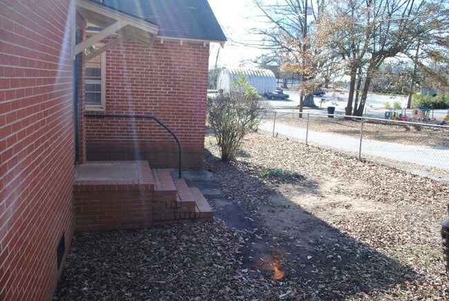 Building Photo - 3BR Brick House