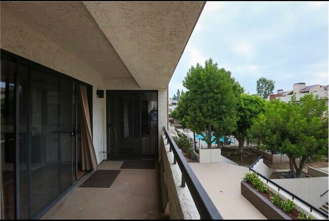 Building Photo - 21650 Burbank Blvd