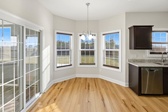 Building Photo - Spacious Living in Stateside – Comfort, Style & Convenience!