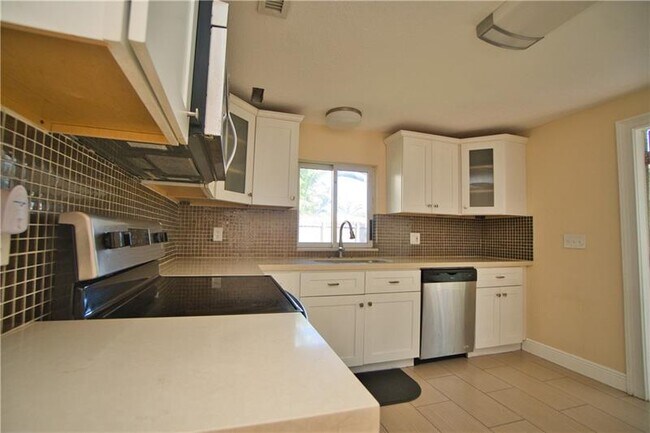 Building Photo - 412 SW 13th St