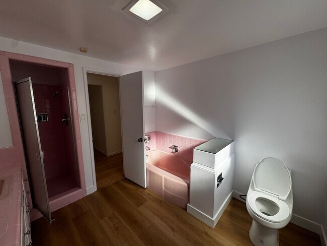 Building Photo - SPACIOUS 3 BEDROOM 2.5 BATH IN THE HEART OF LOS FELIZ