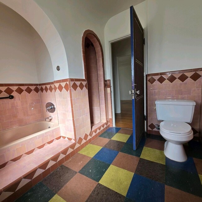 Building Photo - Large Fairfax area Lower Duplex