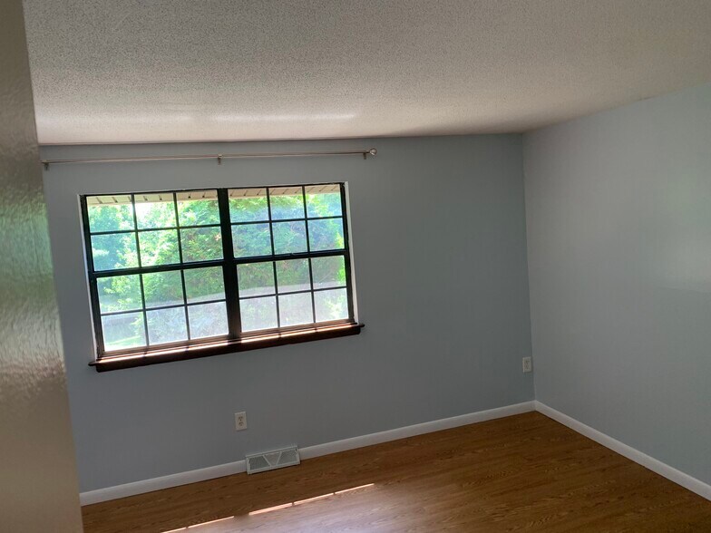 Building Photo - 18 Surrey Dr