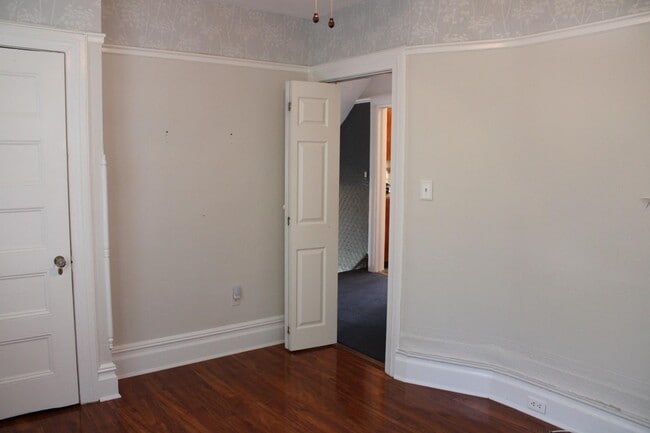 Building Photo - 614 5th Ave