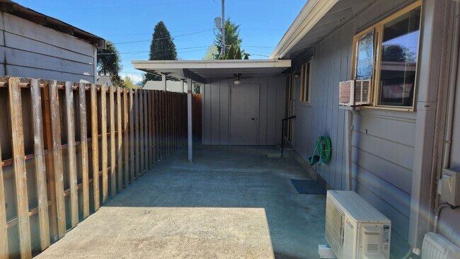 Building Photo - 310/312-Duplex