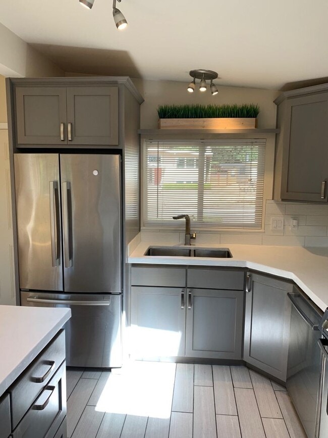Building Photo - Beautiful and spacious 3 bed + office area...