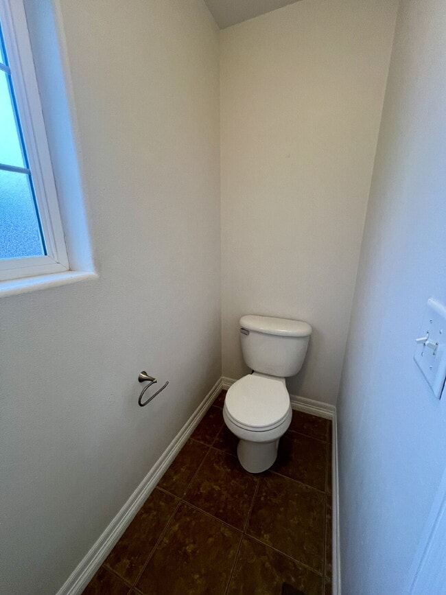 Building Photo - 3 Bedroom Townhome