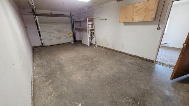 Building Photo - 3 bedroom 1 bath with den and garage