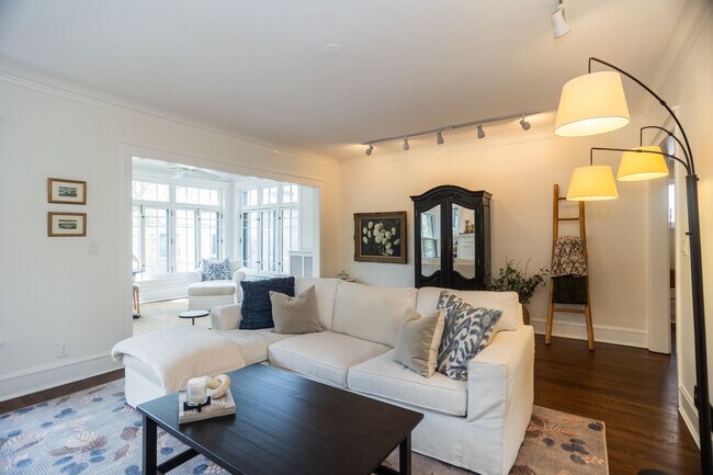 Building Photo - 901 W Ainslie St