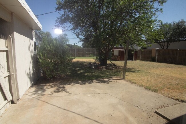 Building Photo - Cute 3 bed 1 bath Large Back Yard