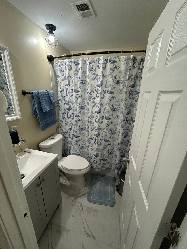 Building Photo - 937 Edgehill Dr