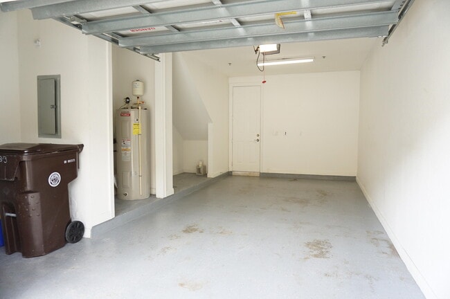 Building Photo - 883 Millbrae Ct