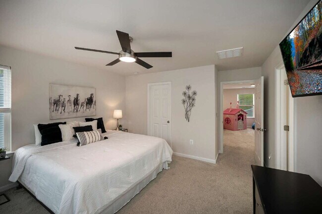 Building Photo - Spacious 3-Bedroom Rental in Sought-After ...