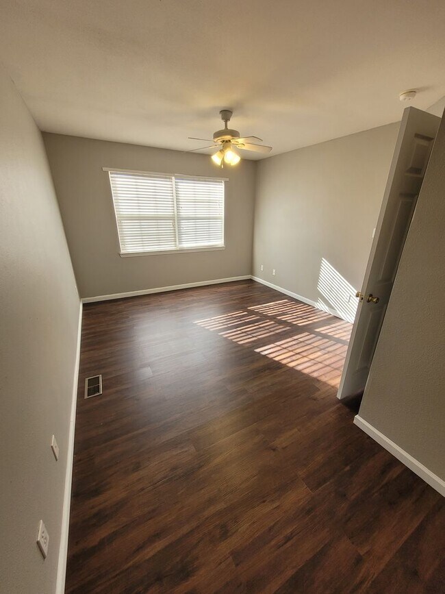 Building Photo - Great Opportunity: 2BR Townhome with Private Garage