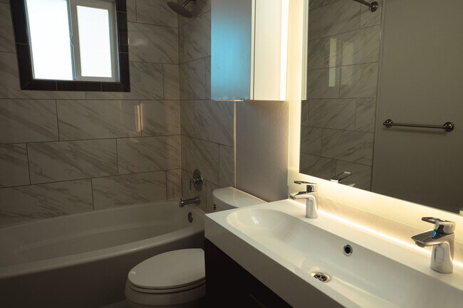 Building Photo - Gorgeous Family Home on Cul-de-Sac