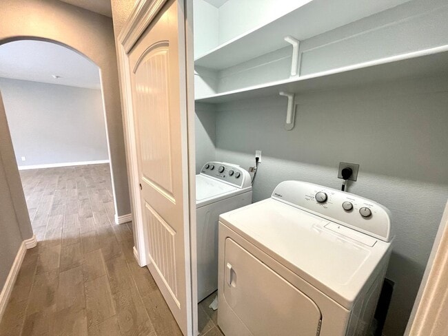 Building Photo - Beautiful 3 Bedroom Townhome Near Kingman Hospital!