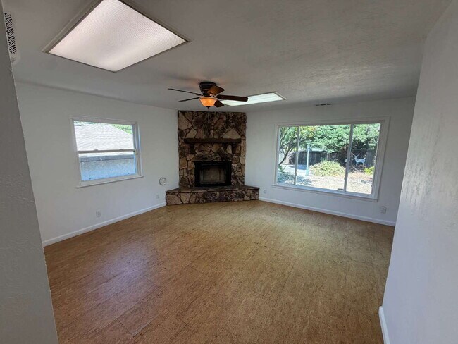 Building Photo - Charming 3-Bedroom Martinez Home with Cozy Fireplace & Spacious Living!