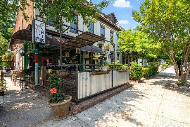 Building Photo - Classic Fan Rowhome for Lease