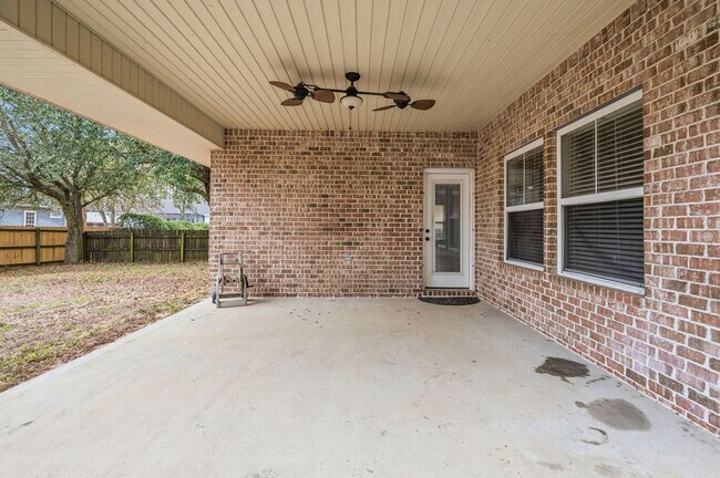 Building Photo - 4-BR Niceville Rental with Gourmet Kitchen & 2-Car Garage!