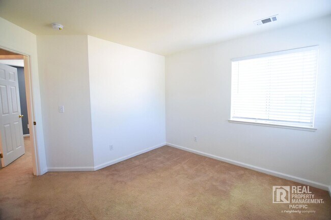 Building Photo - Newly Renovated 4 Bedroom with Parking